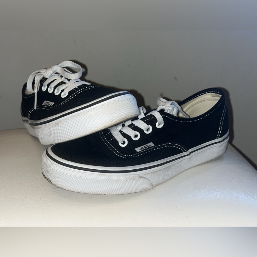 Black and White Vans 🖤🤍